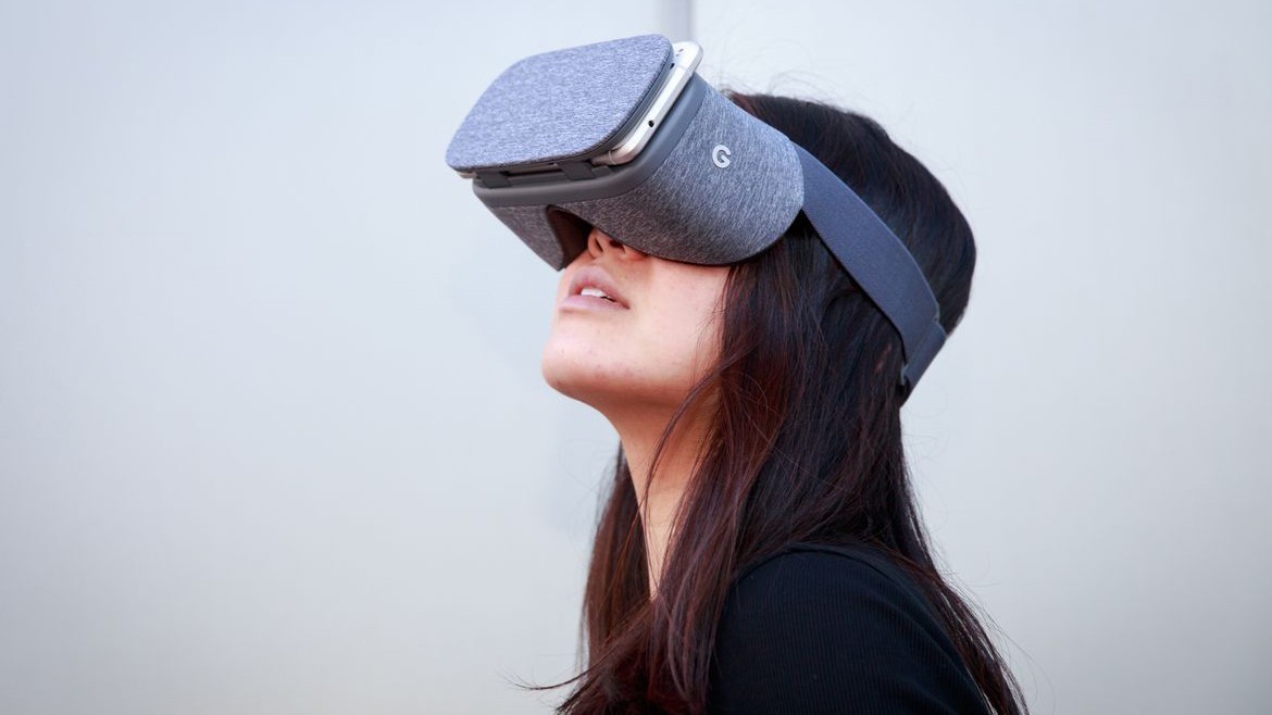 VR-гарнитура Daydream получит поддержку нескольких контроллеров