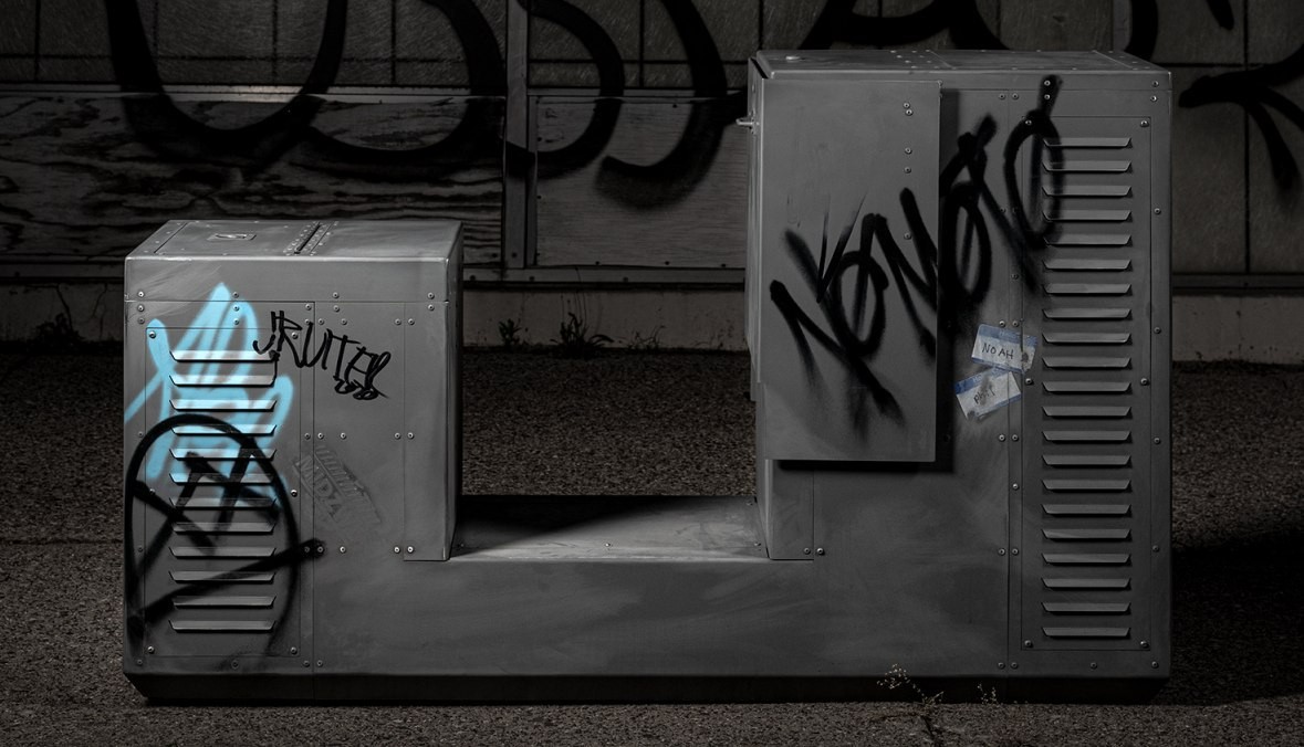 Студия J.Ruiter сделала электробайк в виде трансформаторной будки с граффити