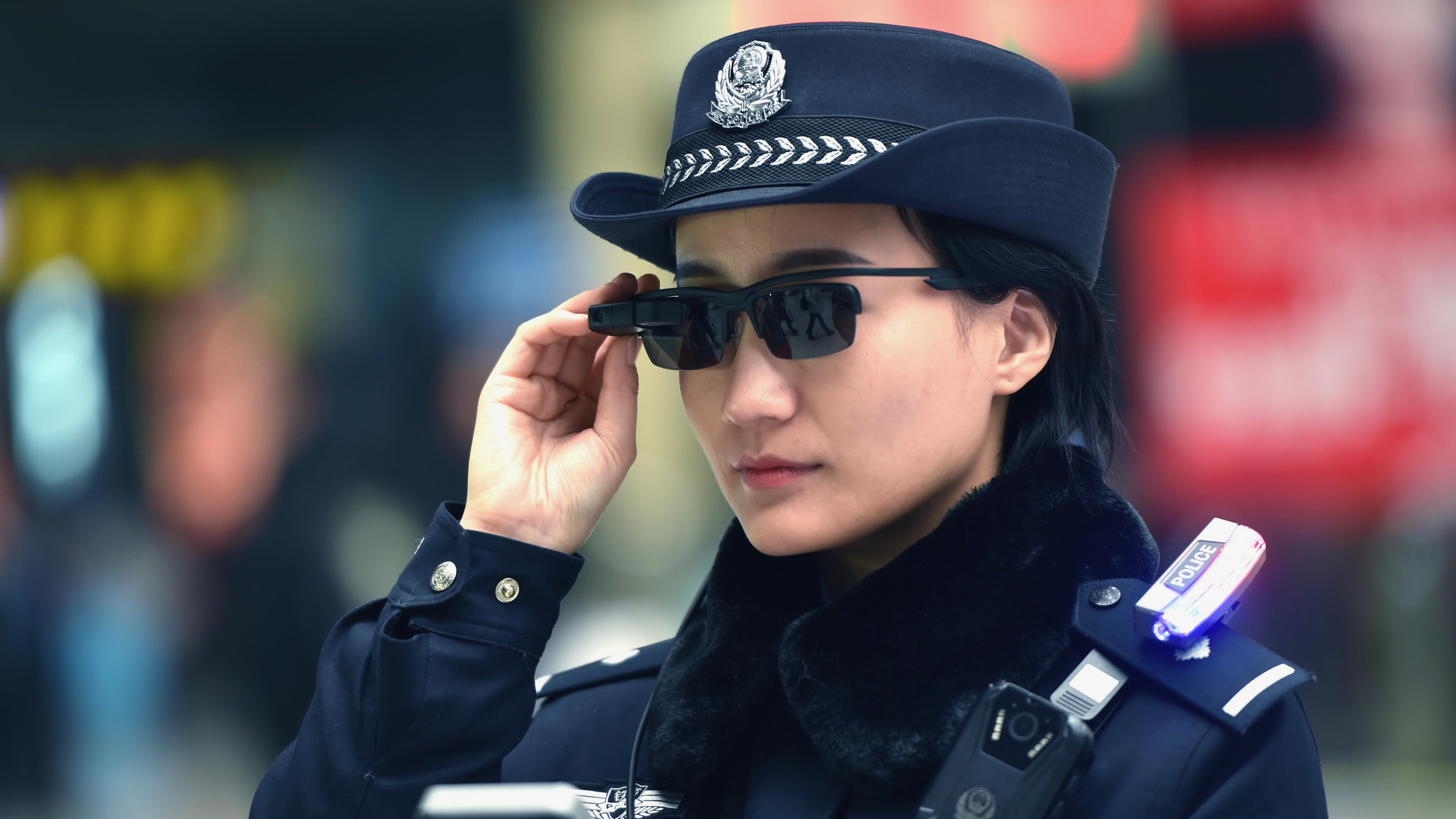 Полицейские в Китае сканируют лица прохожих, чтобы выявить преступников