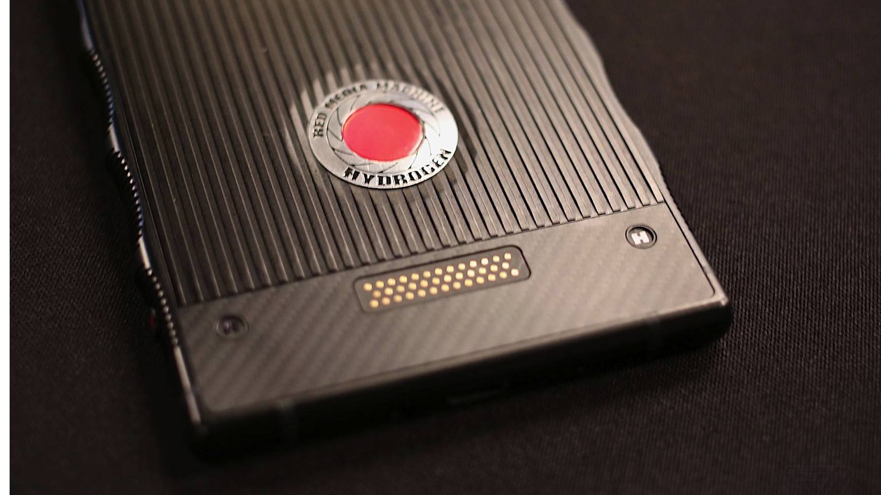 Появились первые живые фотографии RED Hydrogen One