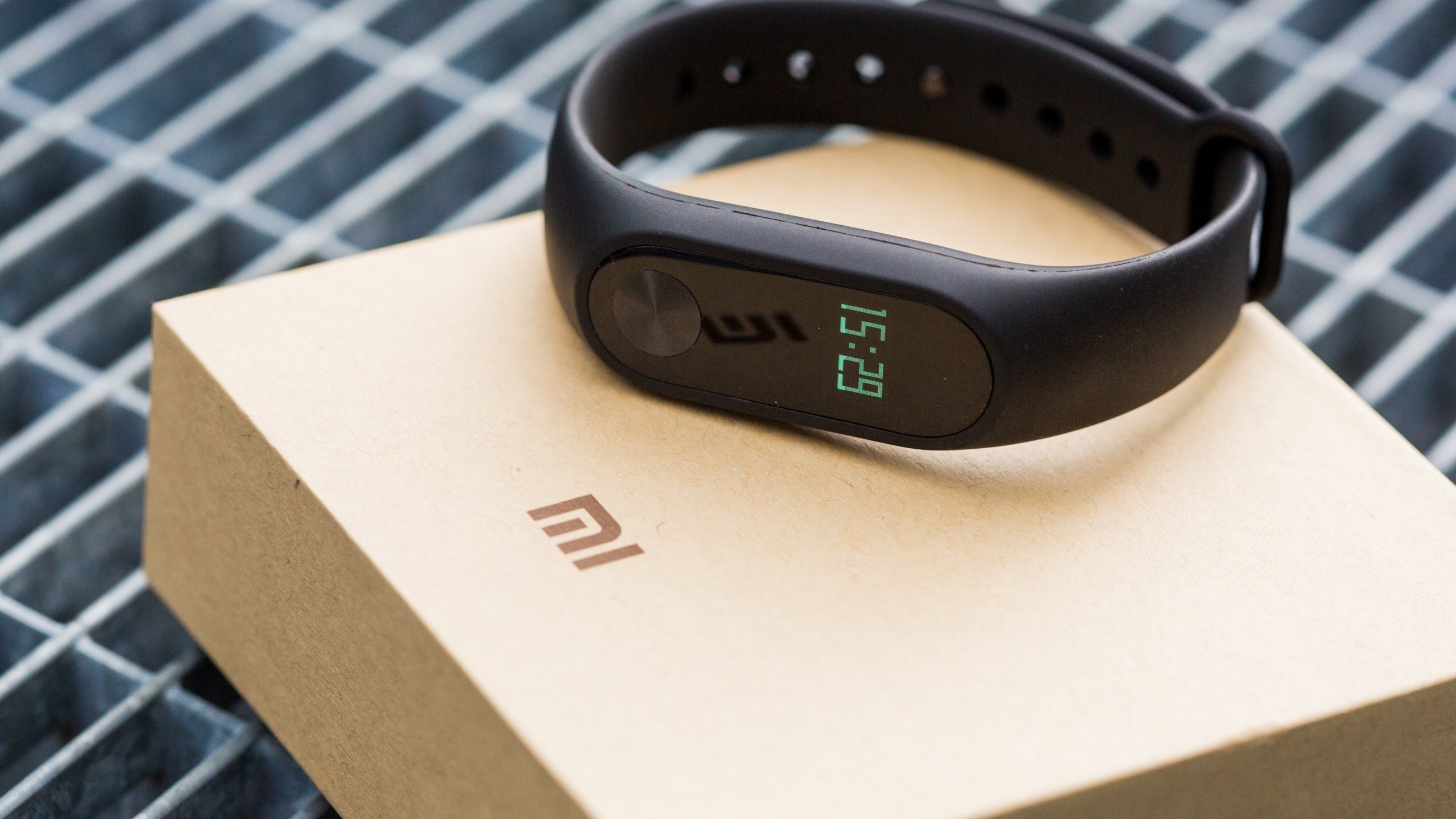 Главу Xiaomi заметили с похожим на Mi Band 3 браслетом