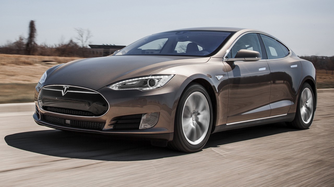 Водитель Tesla лишился прав за трюк с автопилотом
