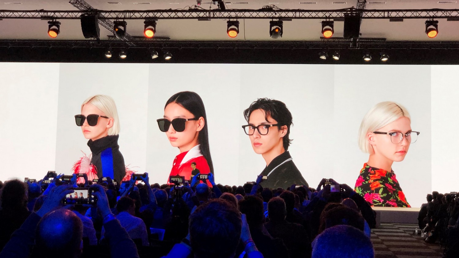 Умные очки Huawei позволят слушать музыку без наушников