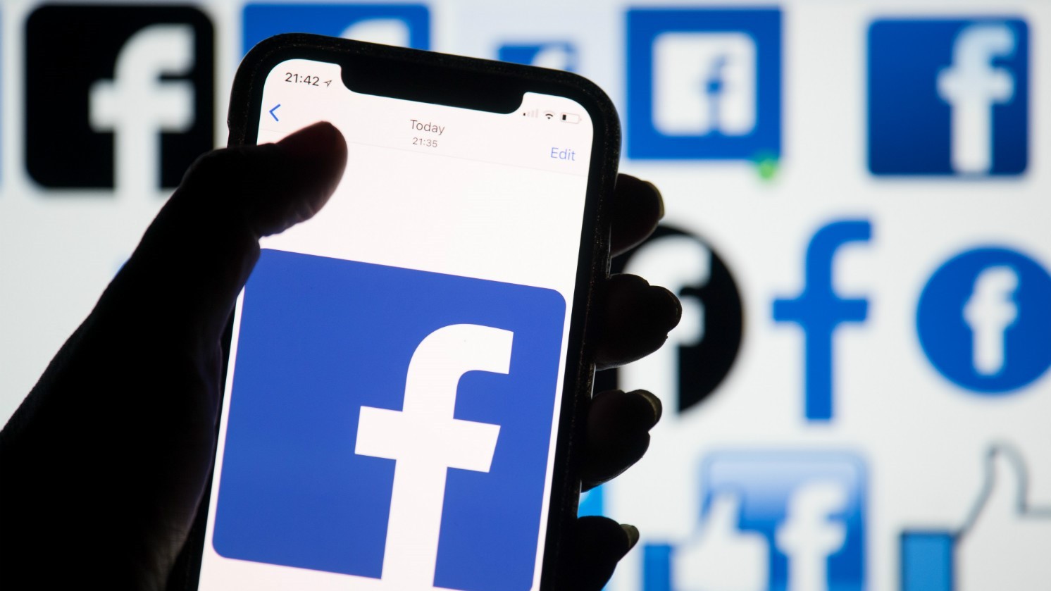 Facebook подозревают в передаче данных пользователей производителям смартфонов