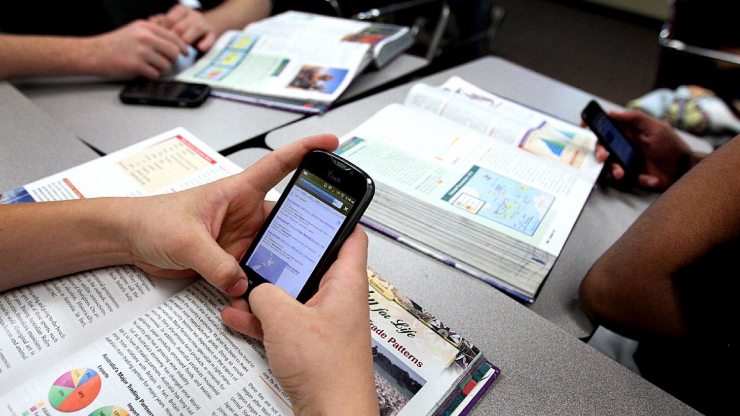Спикер Совета Федерации предложила запретить смартфоны в школах