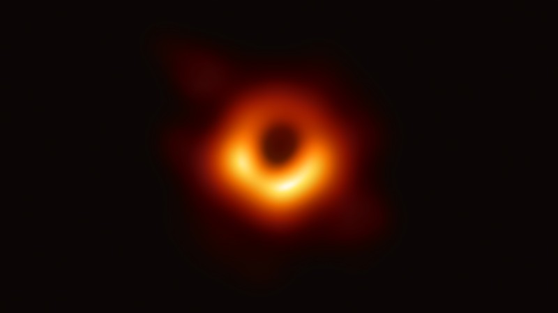 Получено первое в истории изображение чёрной дыры