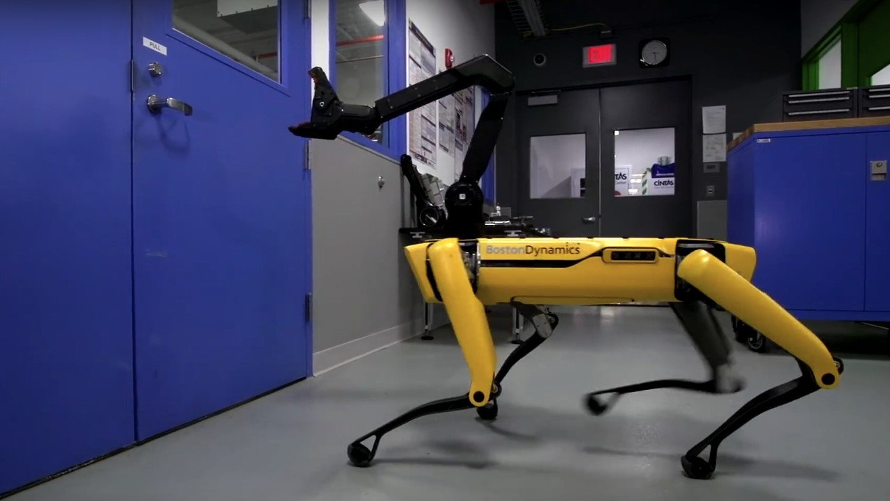 Робот Boston Dynamics научился открывать двери