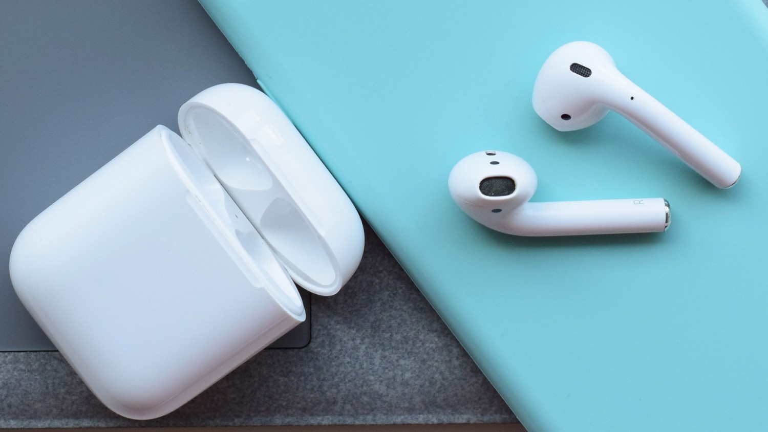 Apple AirPods первого поколения за 8600 рублей!