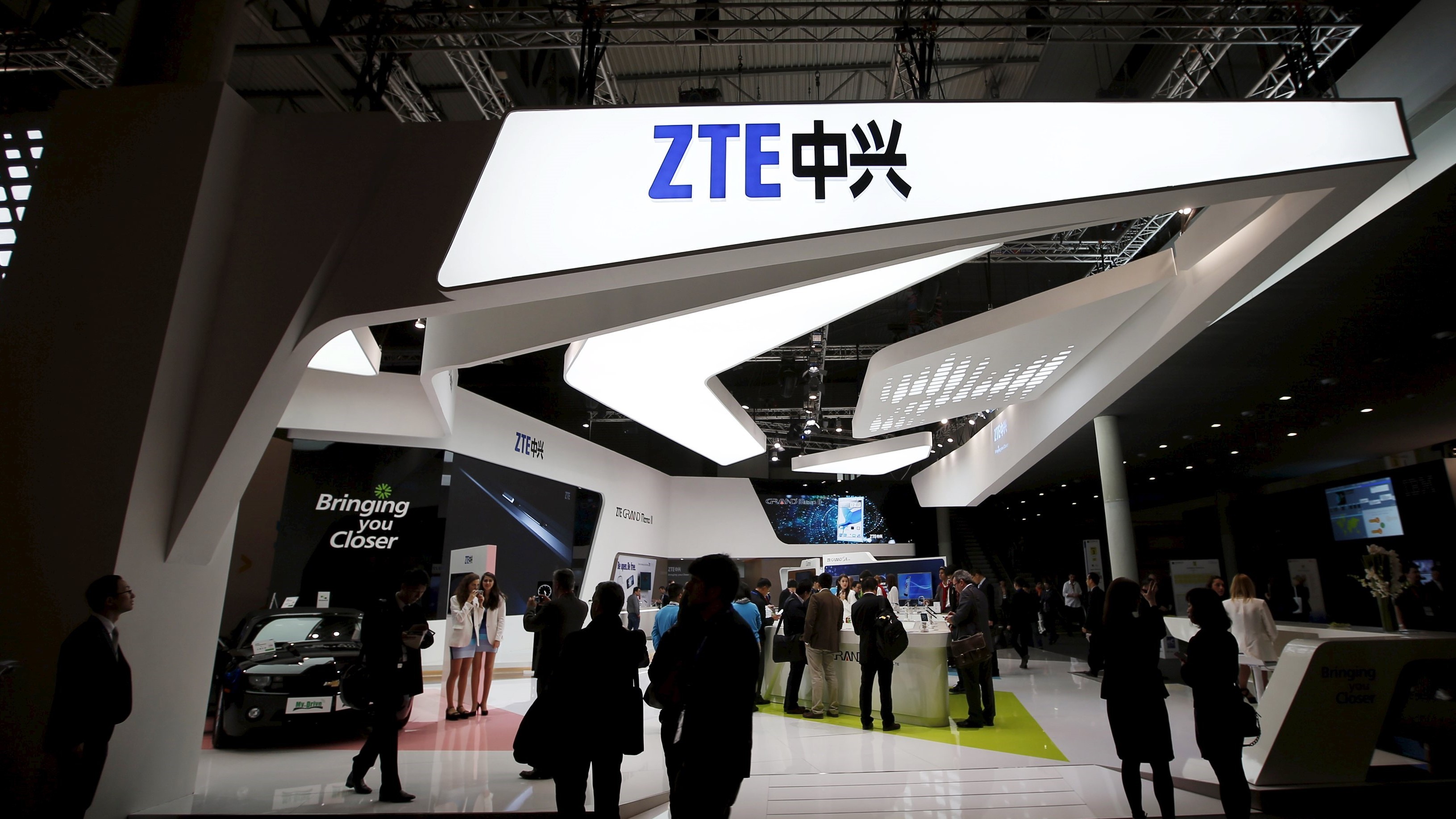 Правительство США запретило американским компаниям продавать компоненты ZTE