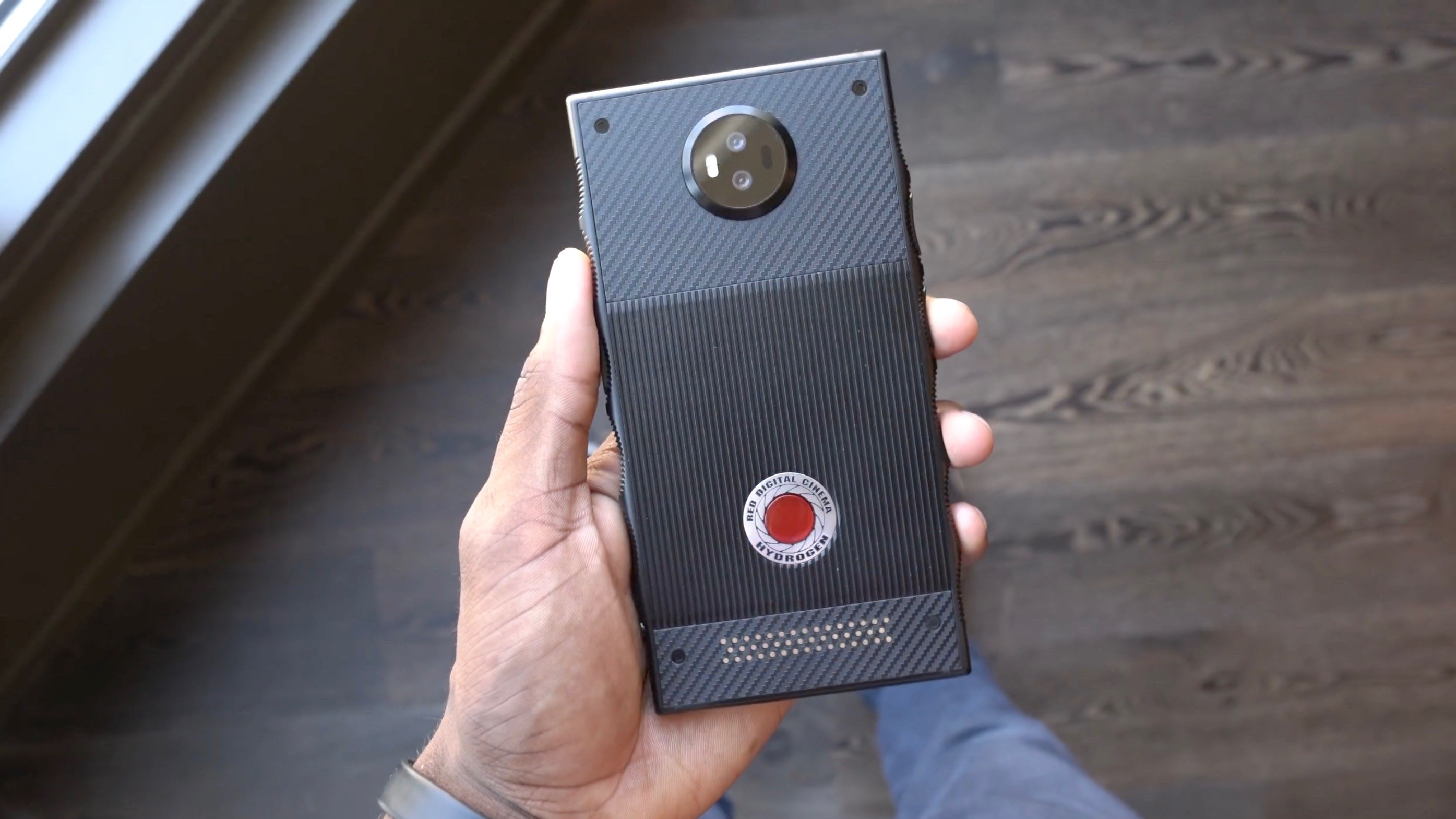 RED Hydrogen One задержится до августа