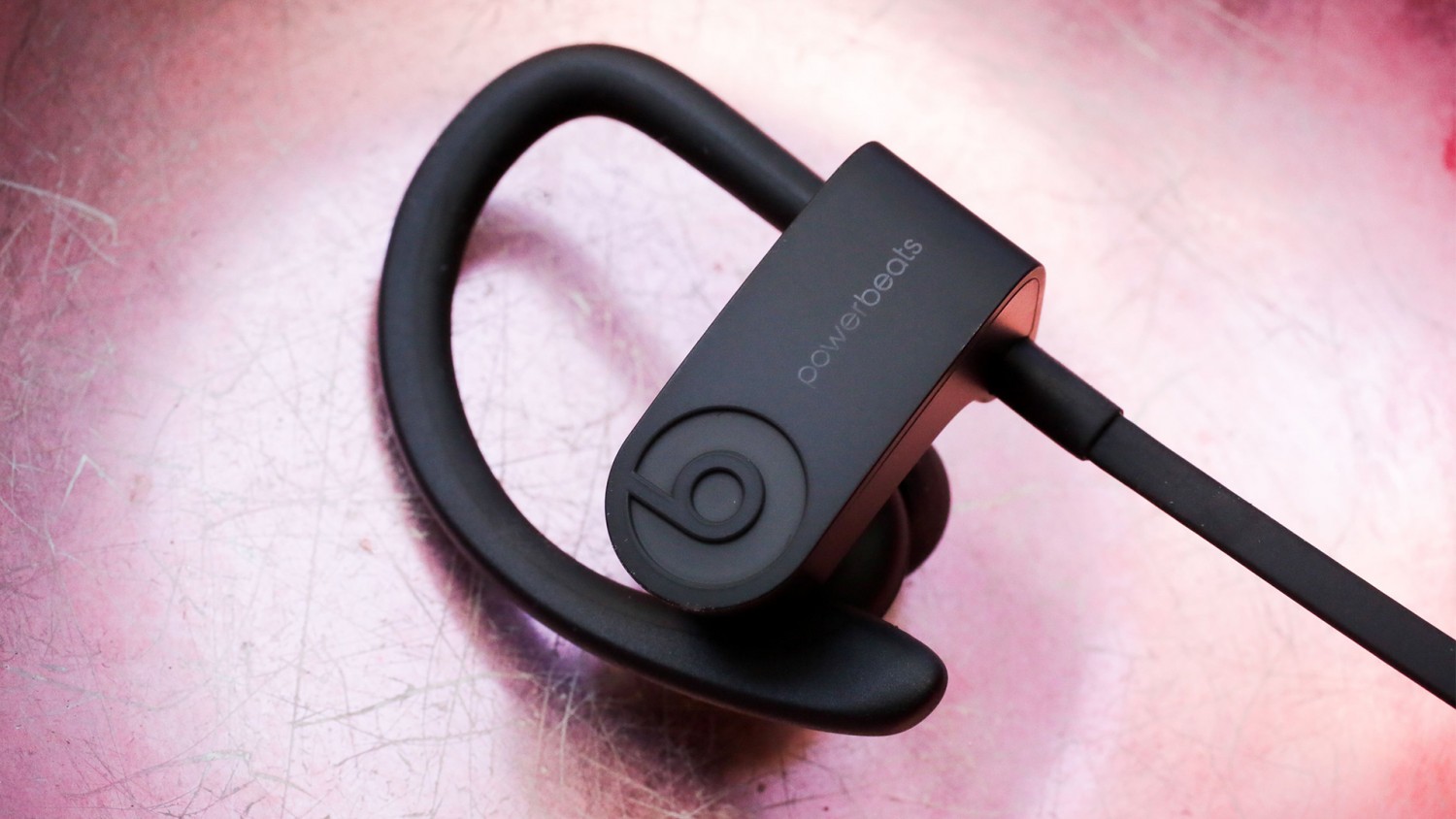 Apple выпустит новые беспроводные наушники Powerbeats