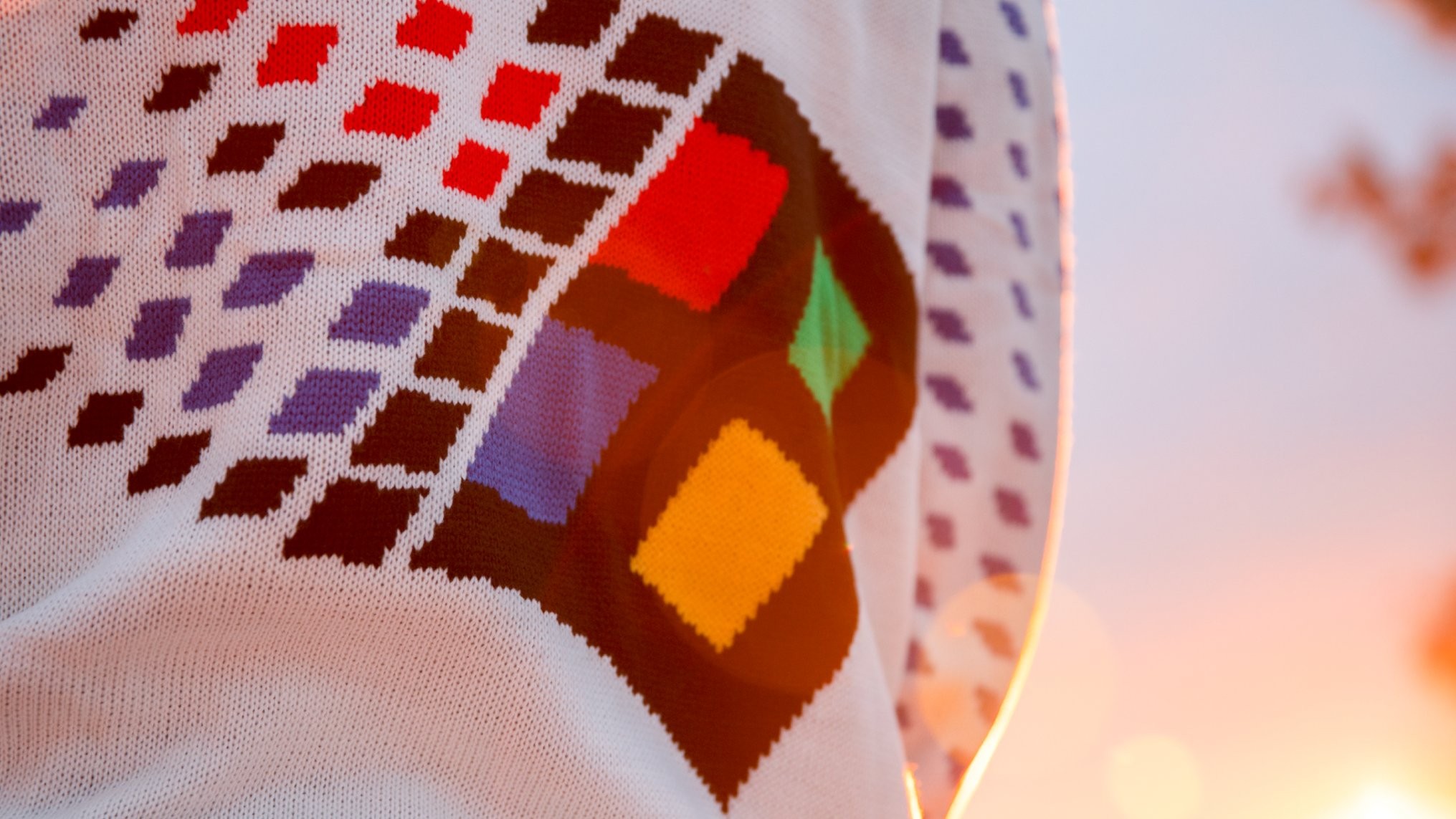 Microsoft подарит рождественский свитер в стиле Windows 95