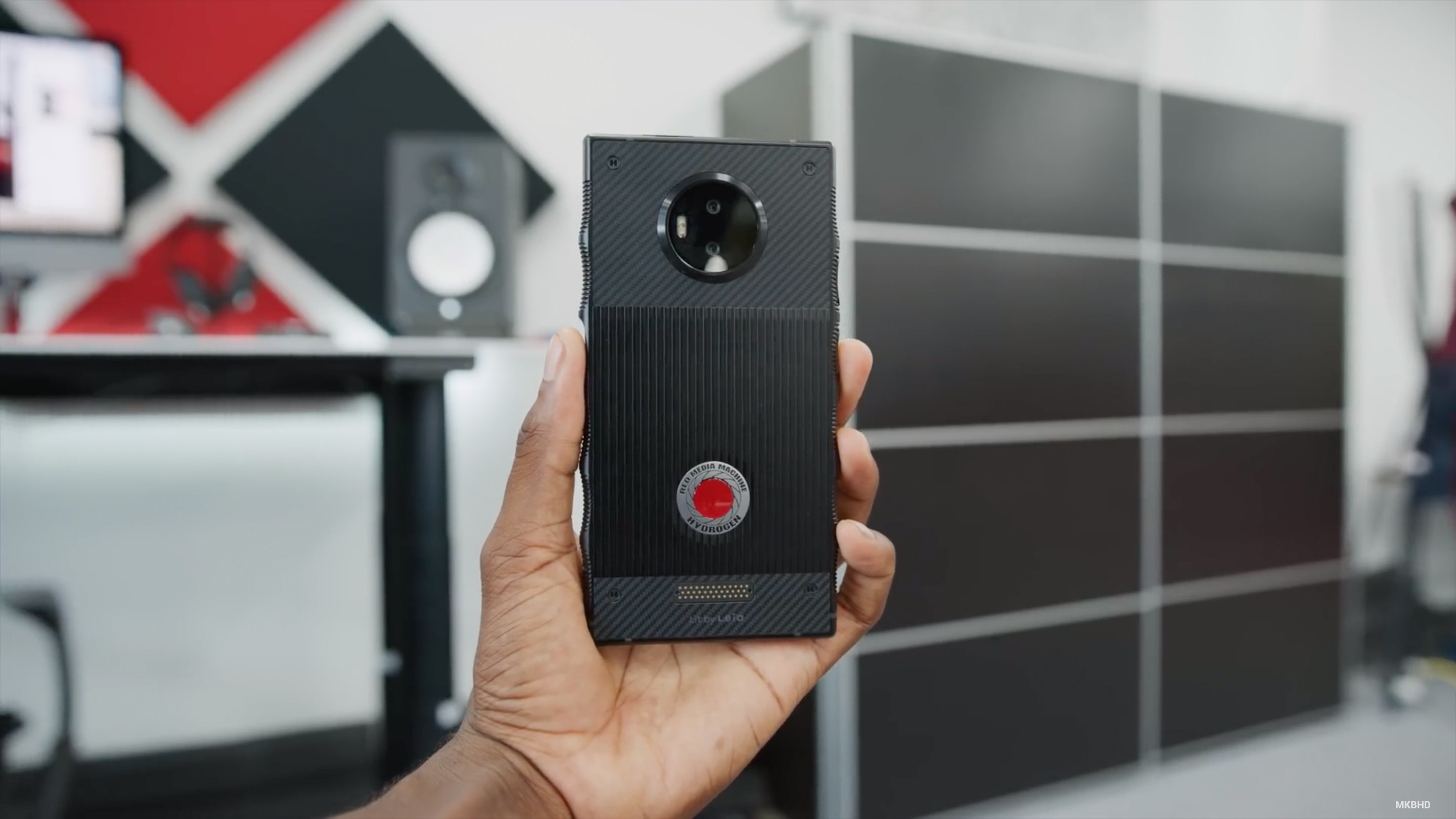 За предзаказ титанового RED Hydrogen One покупатели получат два смартфона