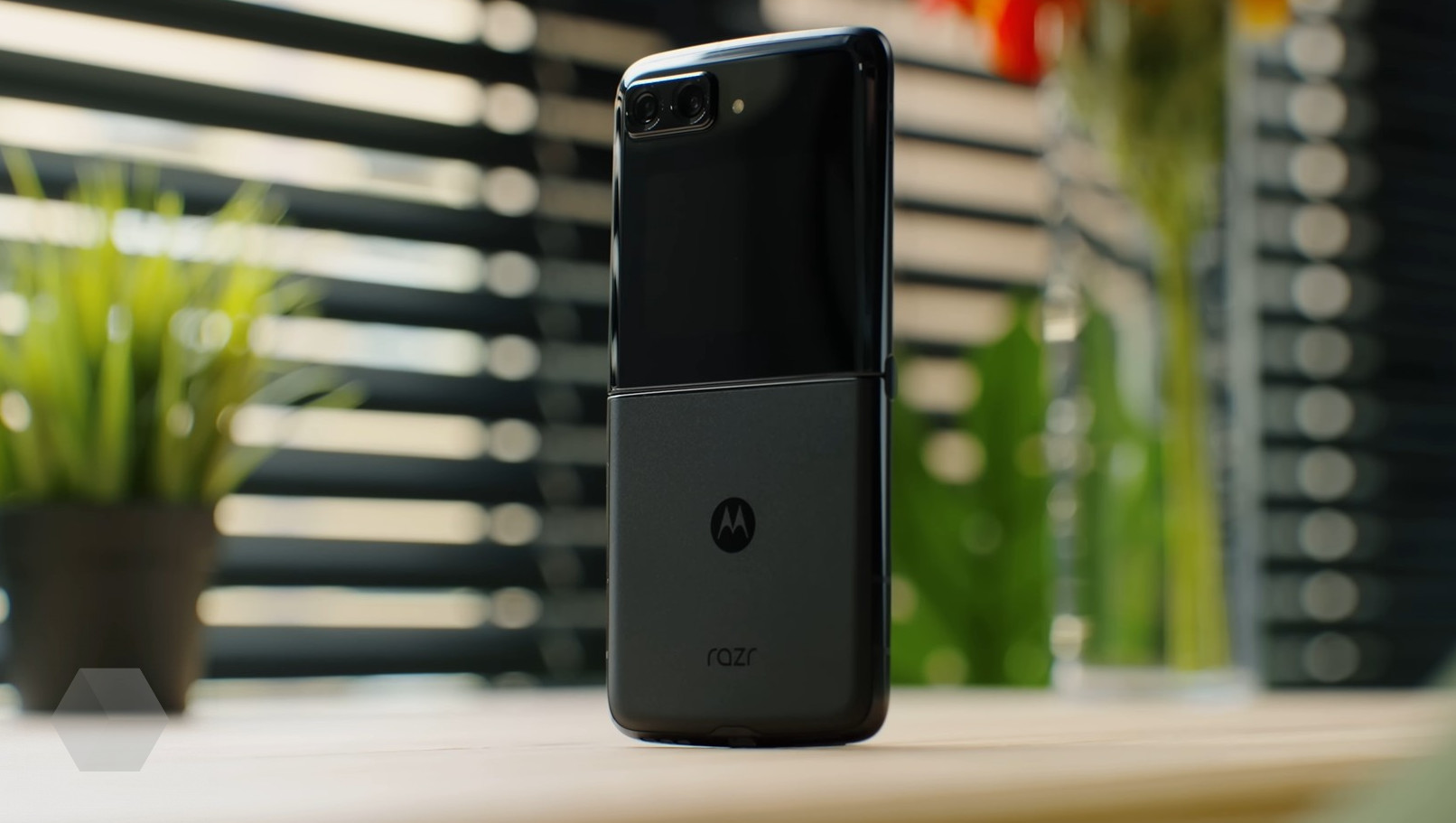 Названа стоимость глобальной версии Motorola Razr 2022