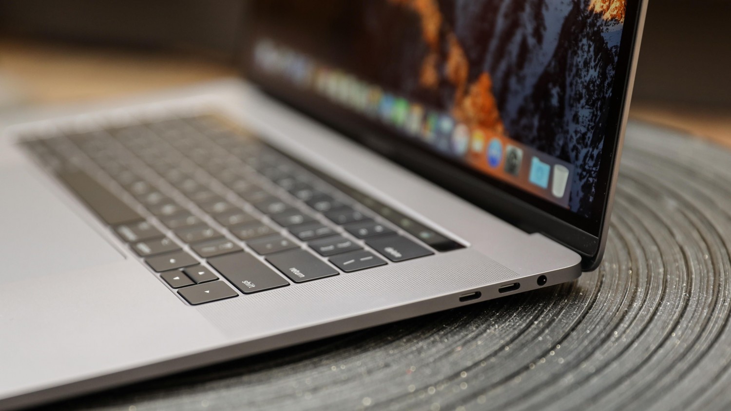 16-дюймовый MacBook Pro выйдет в октябре по цене от 3000 долларов