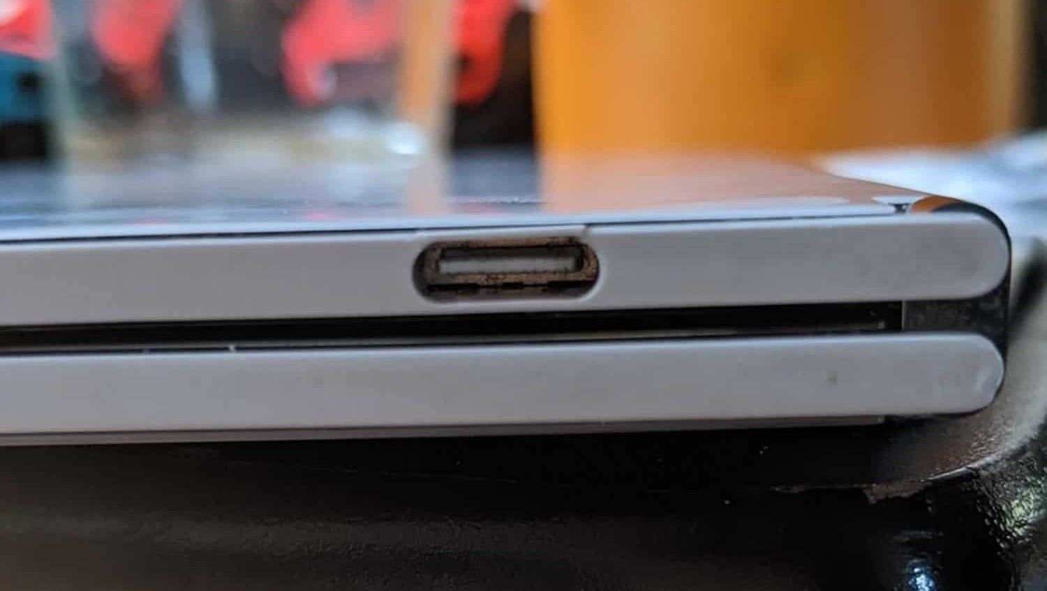 Microsoft Surface Duo трескается из-за очень тонкого пластика возле порта USB-C