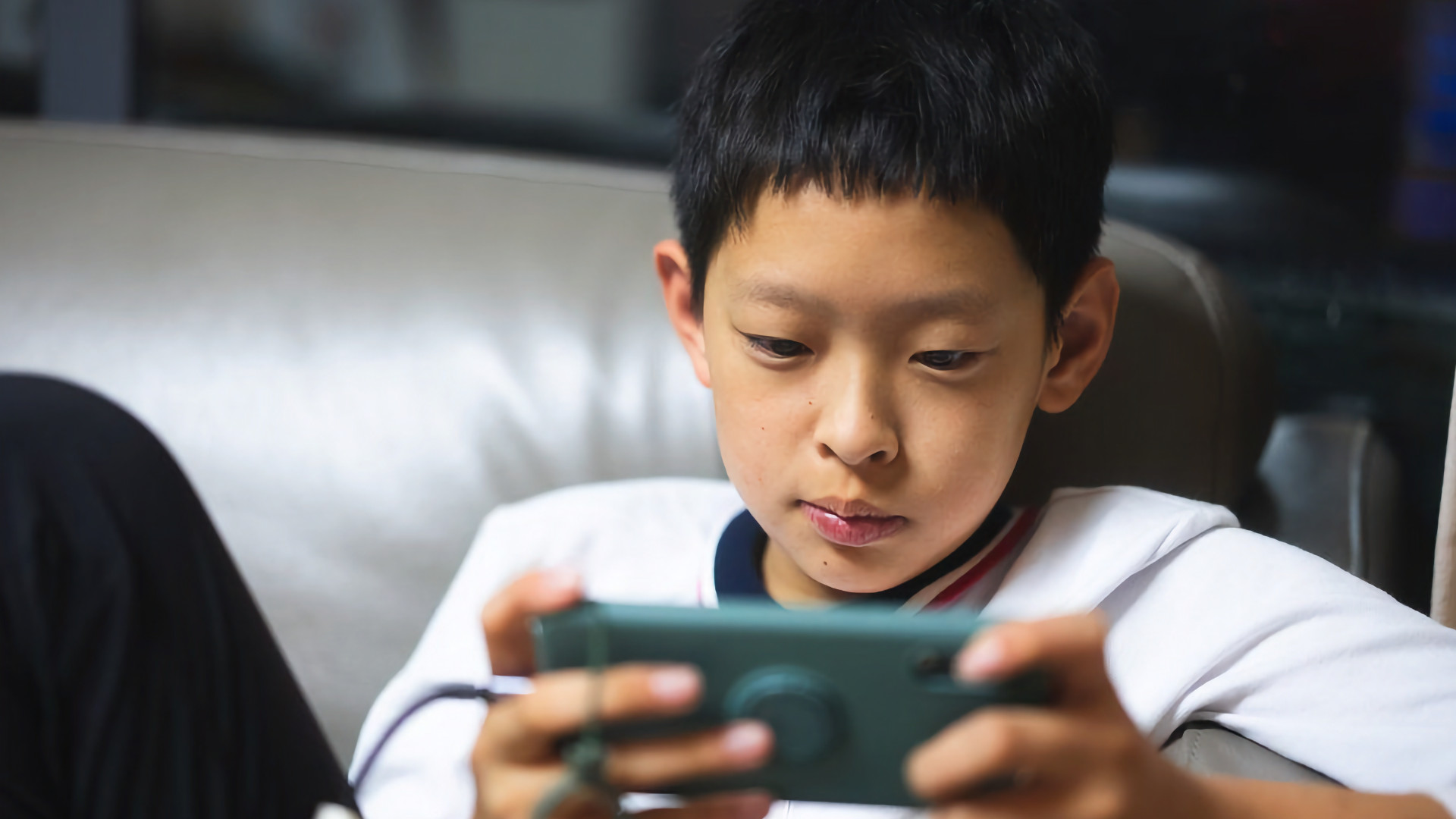 Власти Китая подготовили жёсткие ограничения по использованию смартфонов несовершеннолетними