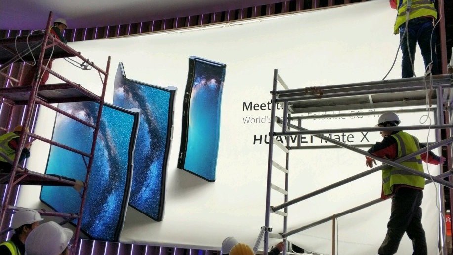 Складной телефон Huawei Mate X засветился на рекламном постере
