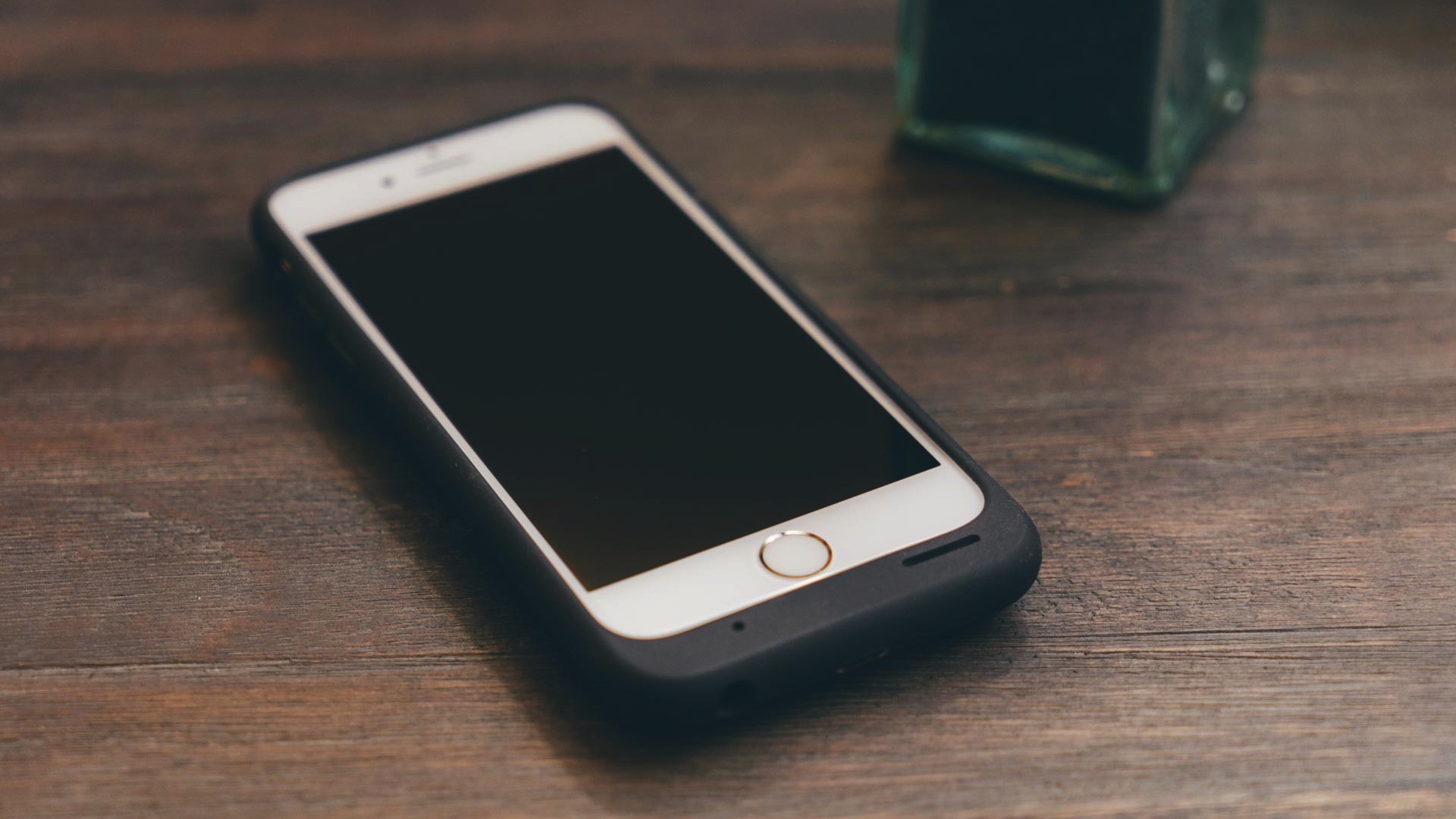 Apple извинилась за замедление iPhone со старыми батареями