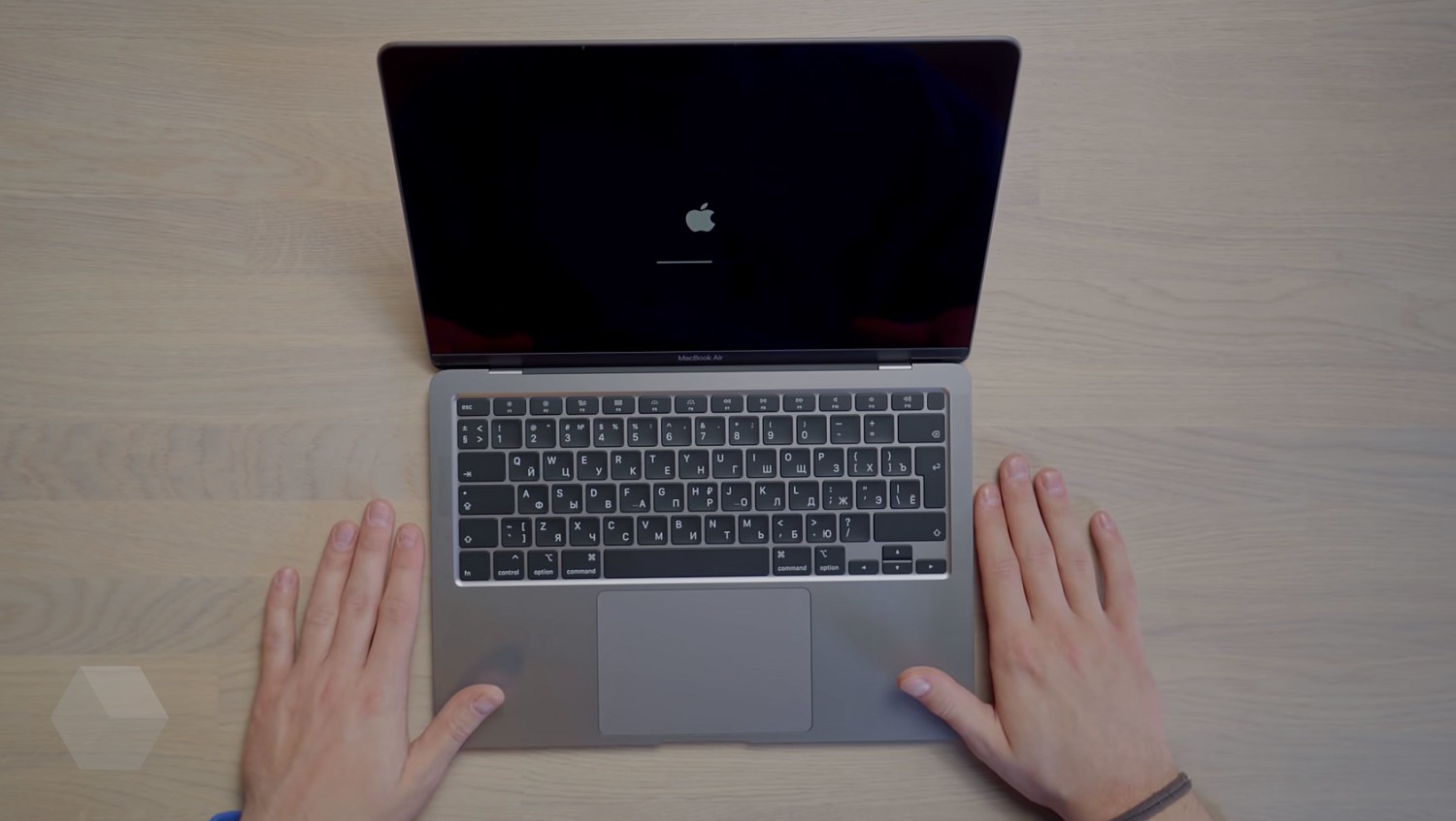 Bloomberg: Apple выпустит более тонкий MacBook Air с магнитной зарядкой