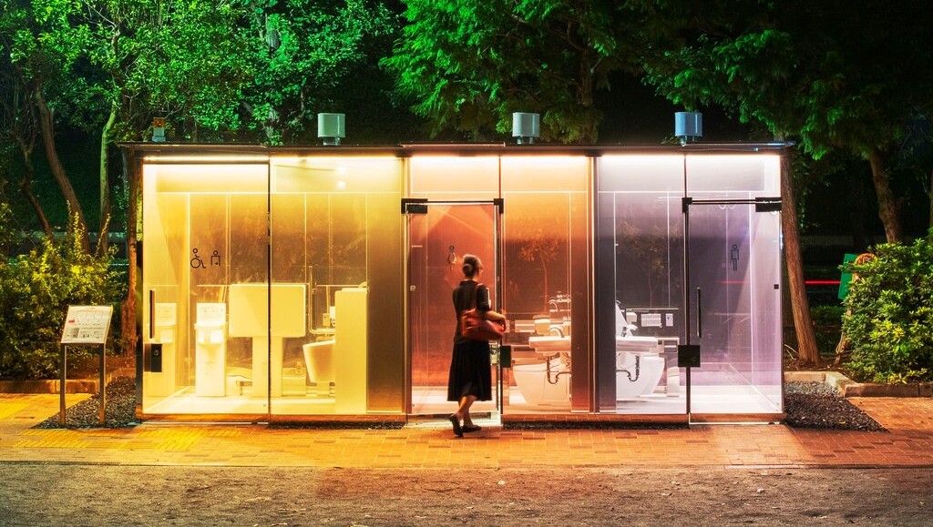 В Токио появились полностью прозрачные общественные туалеты с умным стеклом