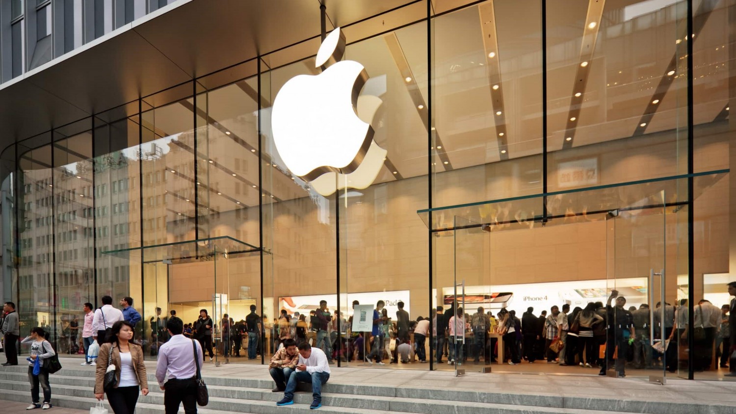Bloomberg: Apple начнёт открывать магазины в первой половине апреля