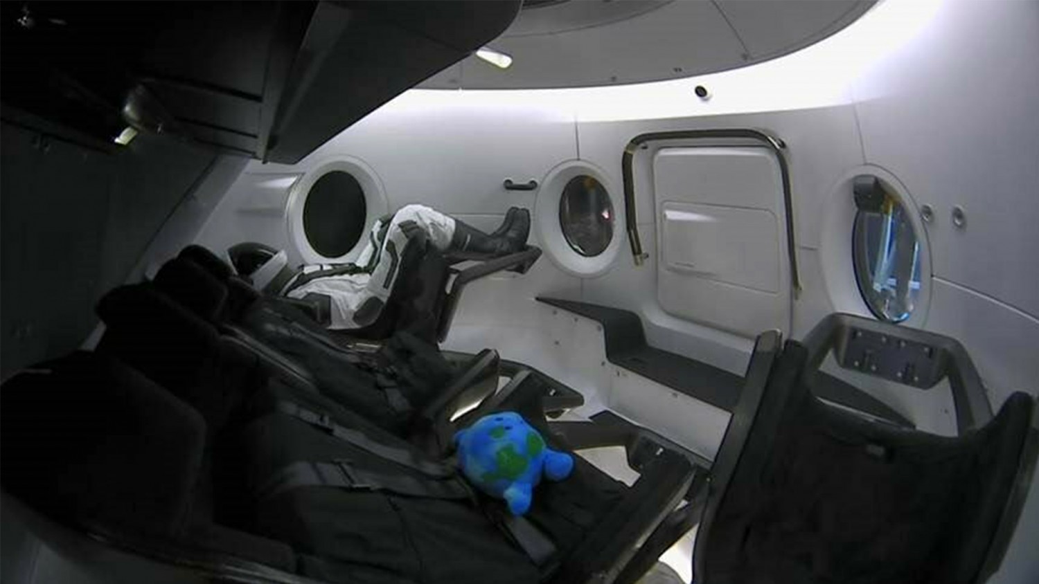 SpaceX запустила корабль с манекеном Crew Dragon в открытый космос