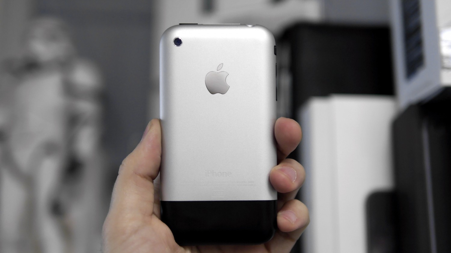 Что выгоднее: вложиться в акции Apple или купить первый iPhone?