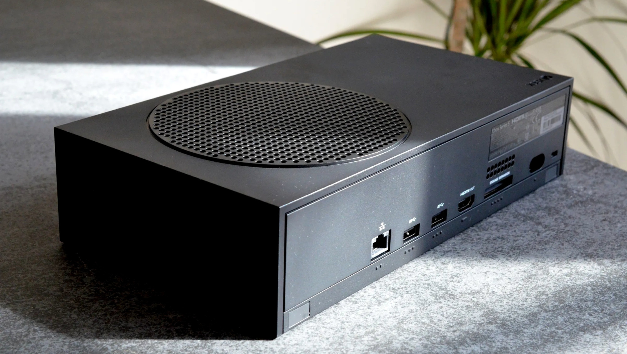 Фото: чёрная Xbox Series S с накопителем на 1 ТБ - Rozetked.me