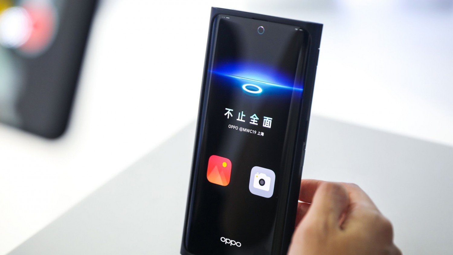 Oppo представила первую в мире подэкранную фронтальную камеру