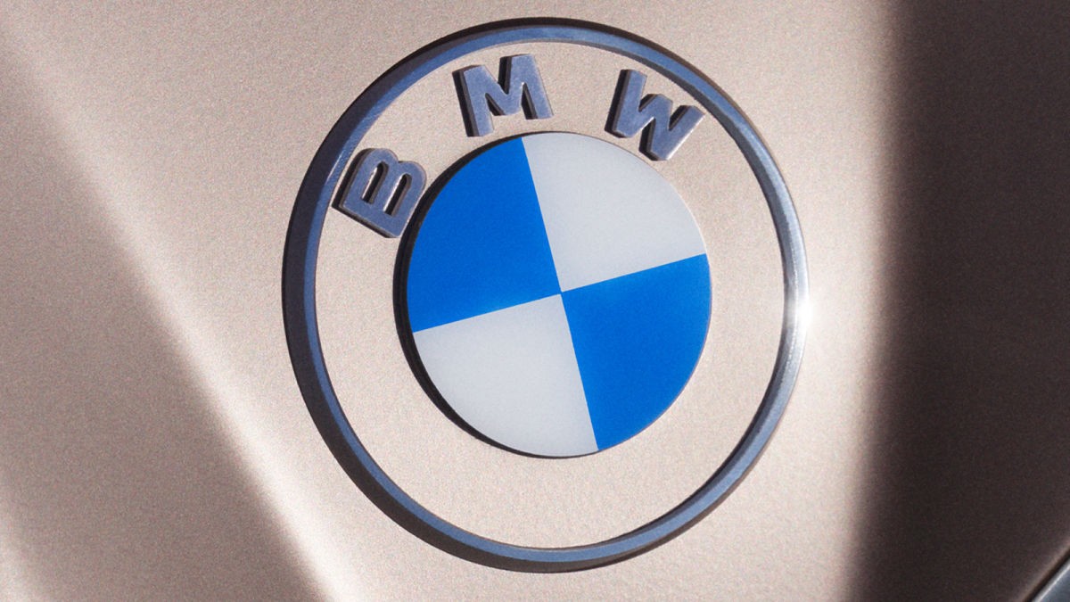 Логотип BMW стал двухмерным и лишился чёрного ободка