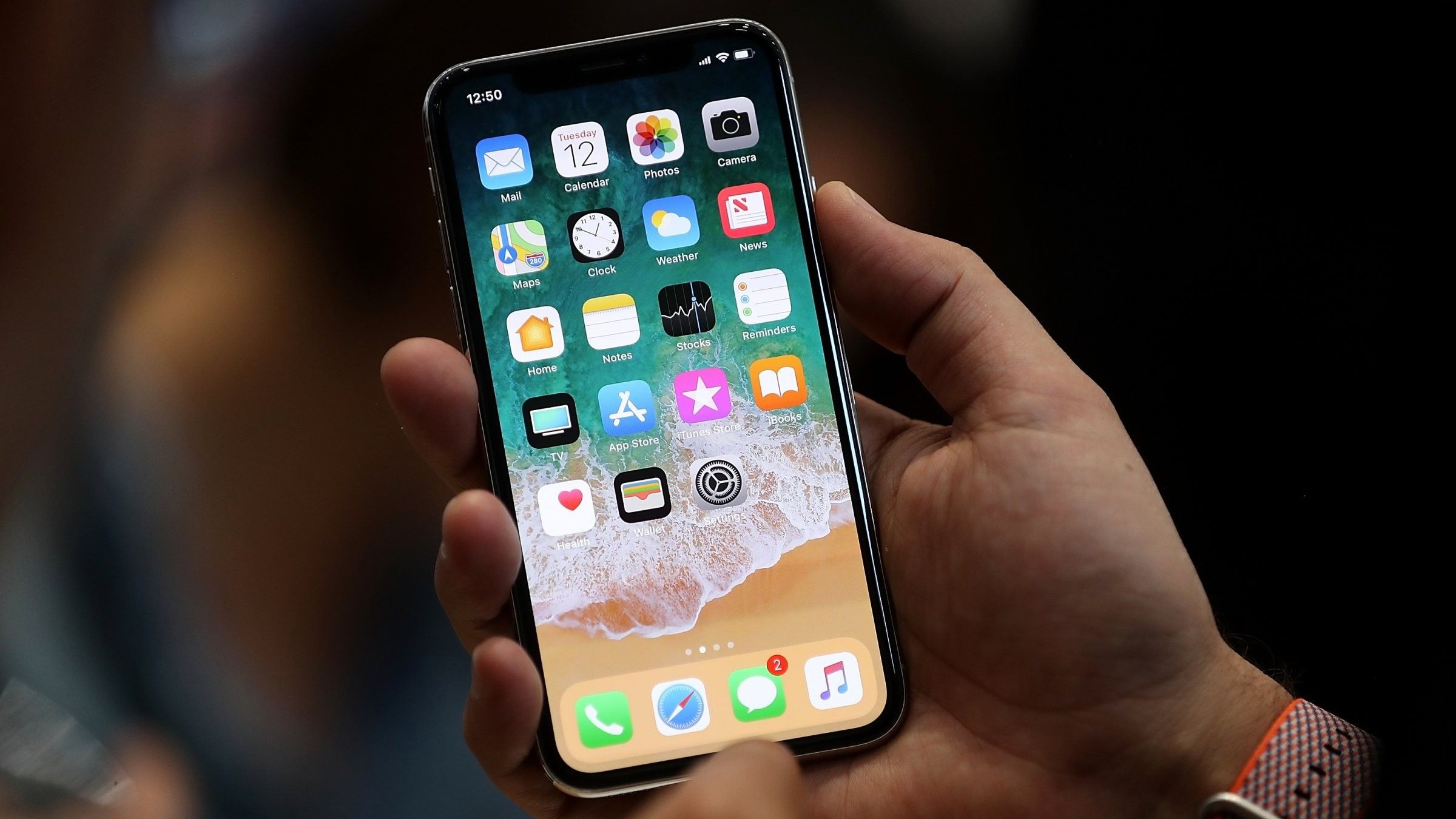 Apple отложит продажи «бюджетного» iPhone до октября