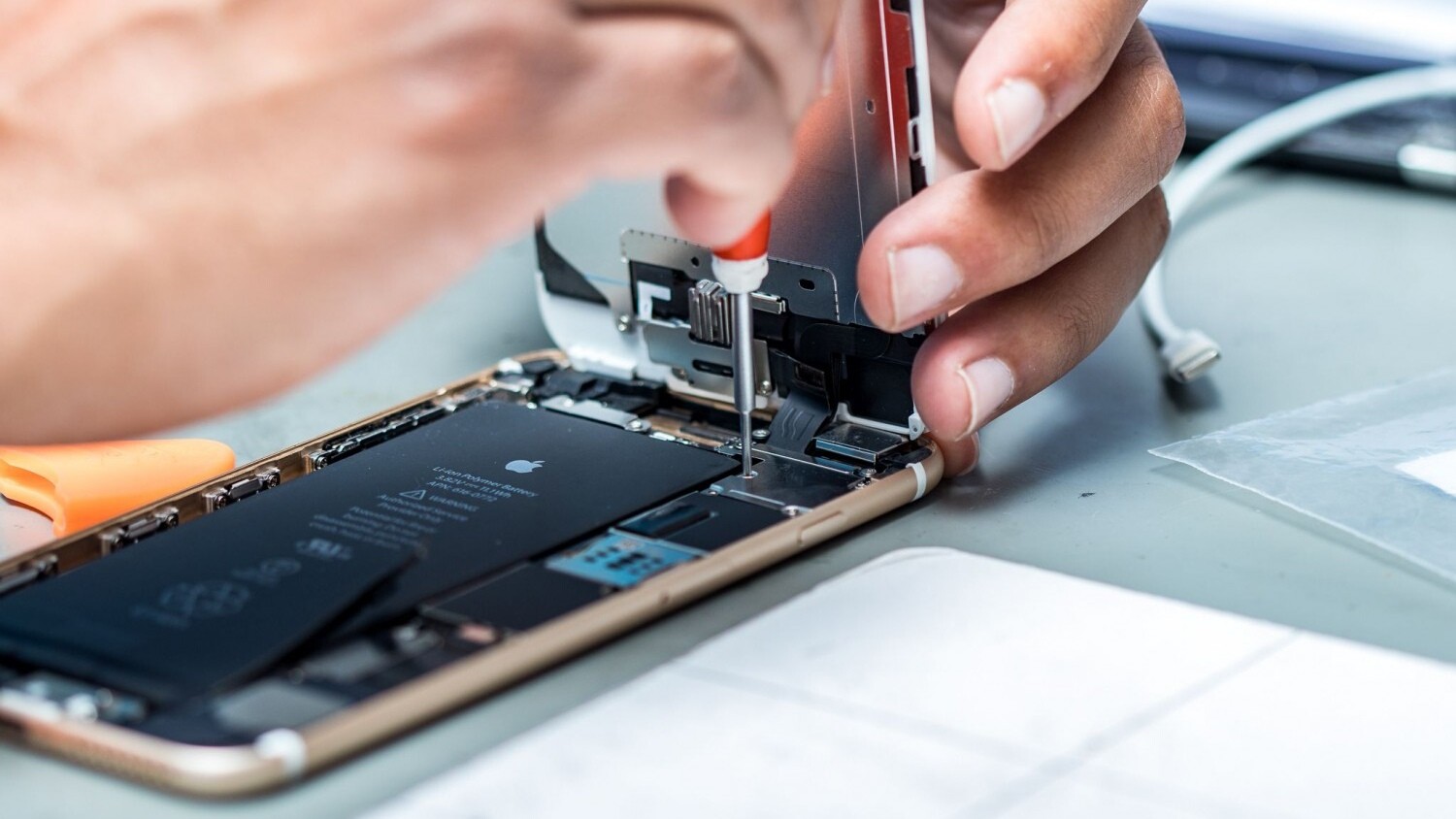 Apple сможет инспектировать независимые сервисы на наличие «серых» деталей для iPhone