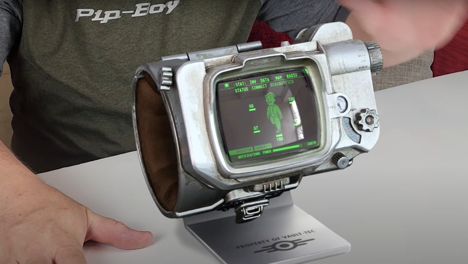 Bethesda представила металлическую реплику Pip-Boy из Fallout - Rozetked.me