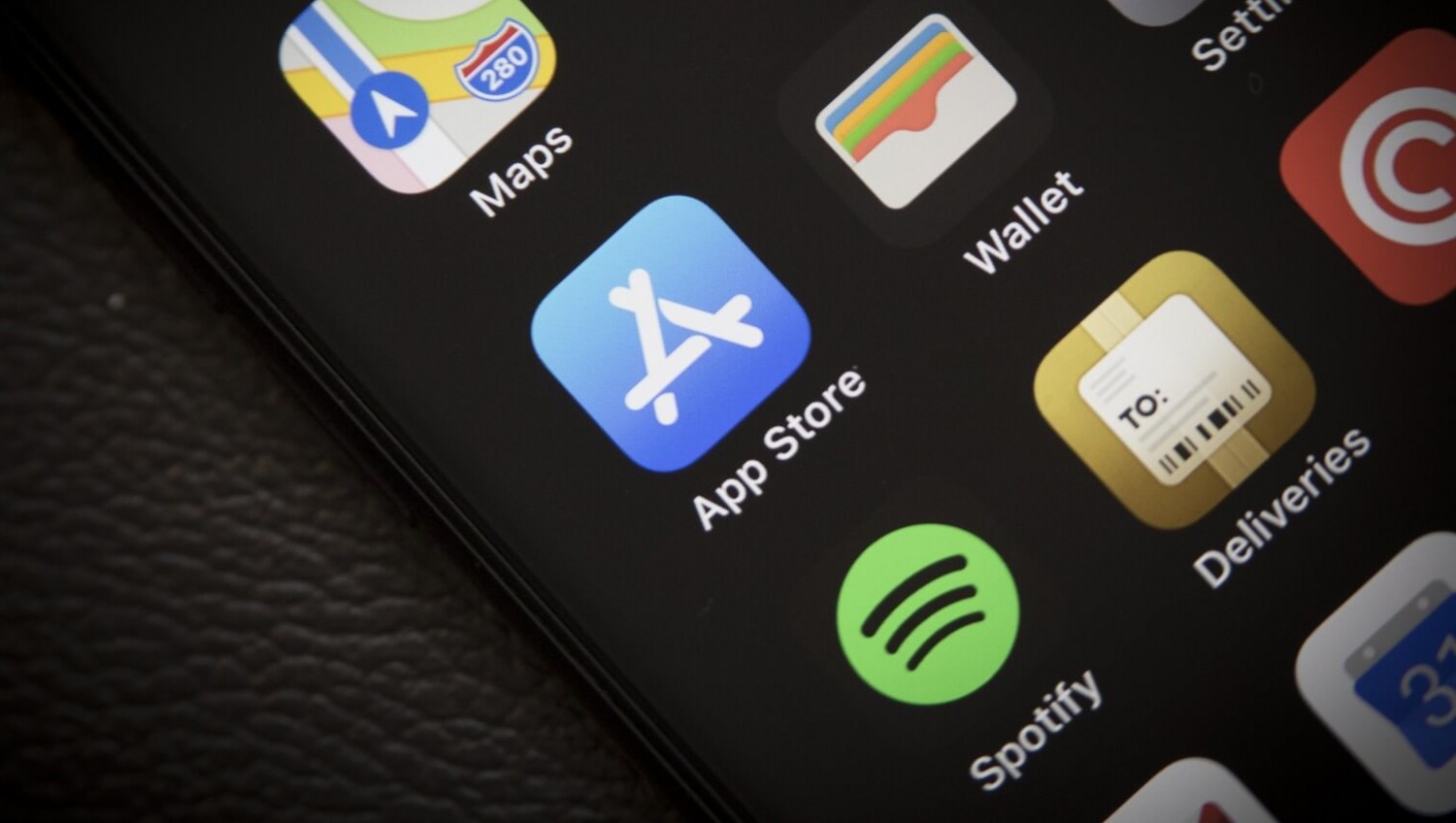 ФАС России обязала Apple внести изменения в правила магазина приложений App Store