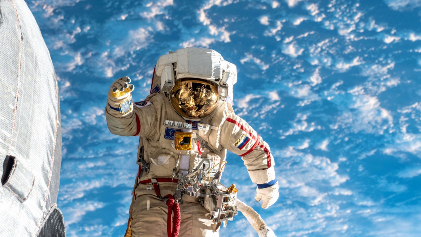 «Роскосмос» и Space Adventures договорились о выходе туриста в открытый космос