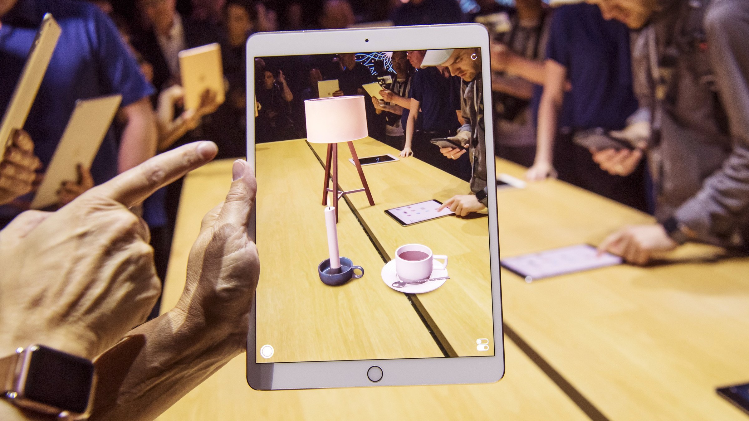 Apple разрабатывает собственное устройство дополненной реальности