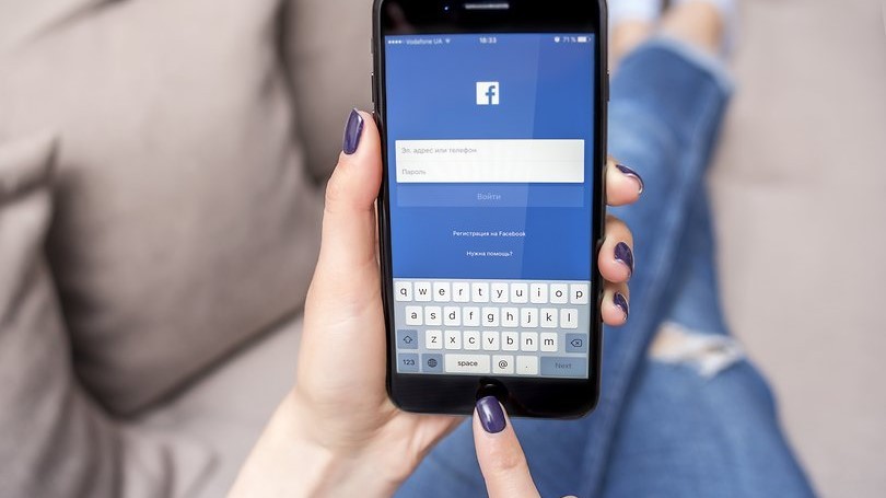 Facebook для iOS скрытно использует камеру смартфона во время скроллинга ленты