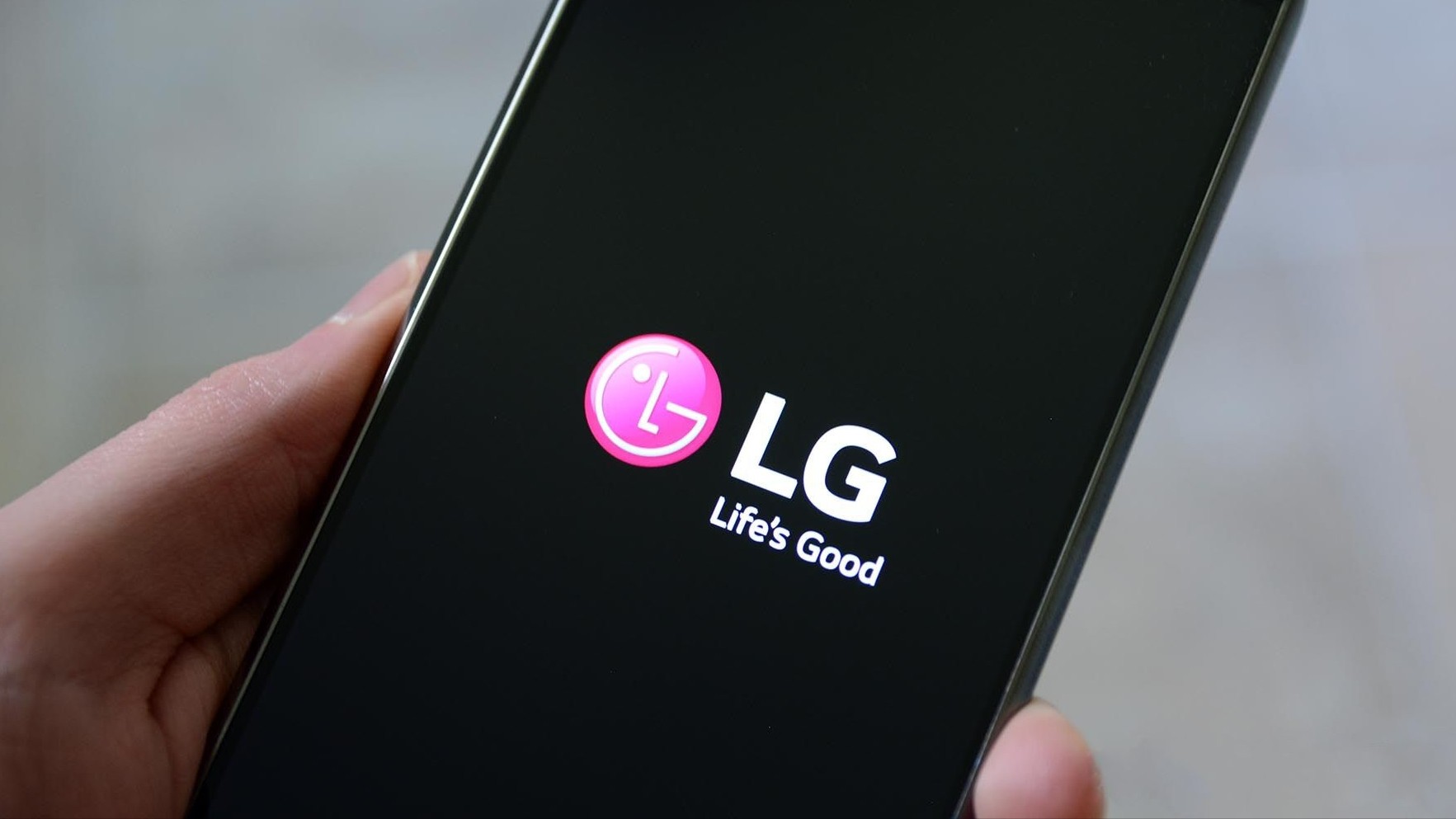 LG запатентовала складной смартфон