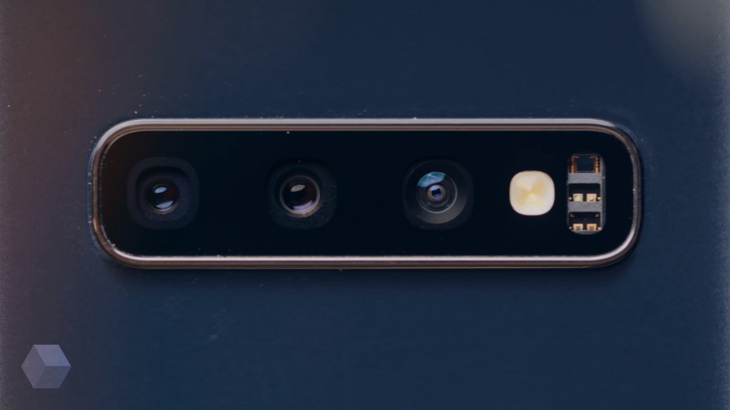 Сравнение ночной съёмки Samsung Galaxy S10+ с iPhone XS и Pixel 3