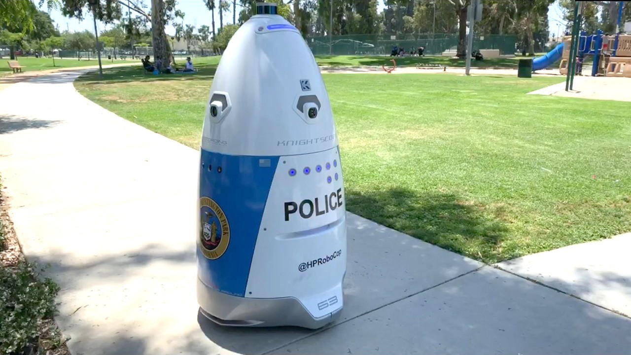 Робот-полицейский не помог женщине и приказал «убраться с дороги»