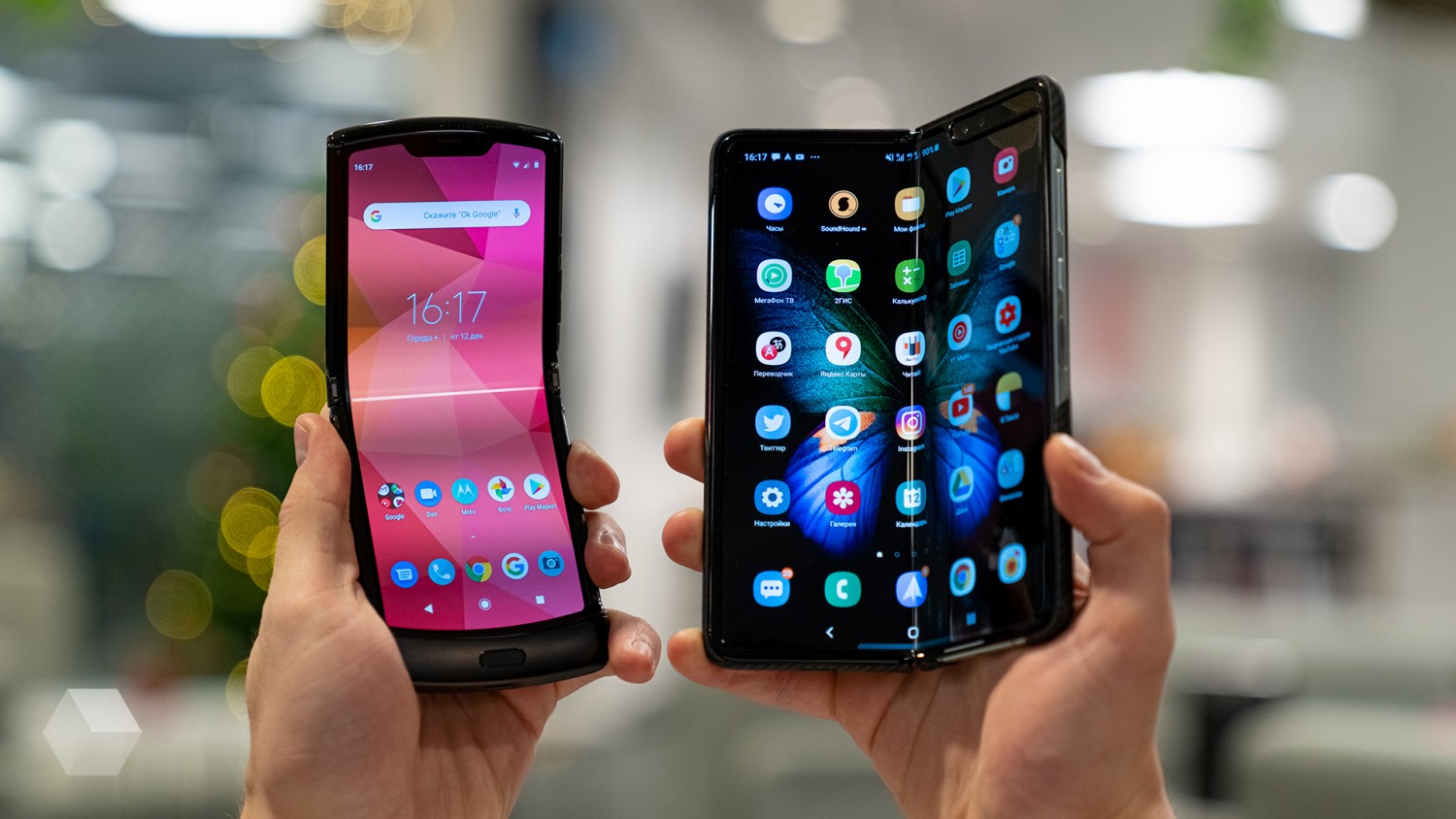 Самый крутой телефон андроид. Samsung Galaxy Fold и Motorola RAZR. Galaxy Fold линза. Топ компактных смартфонов 2023 rozetked. Sony RAZR.