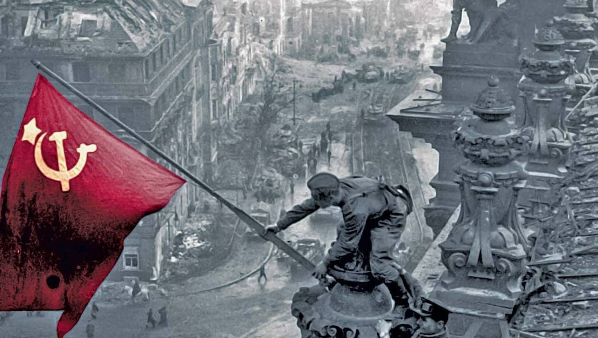Facebook удаляет посты со снимком Знамени Победы над Рейхстагом