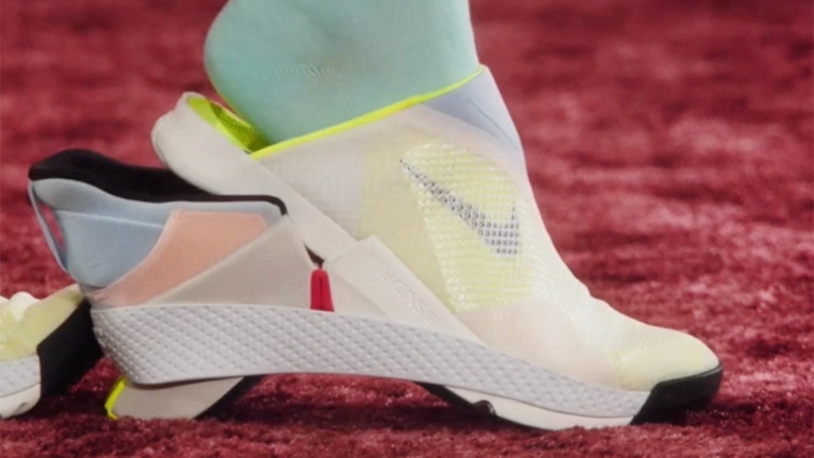 Nike представила кроссовки, которые надеваются без помощи рук
