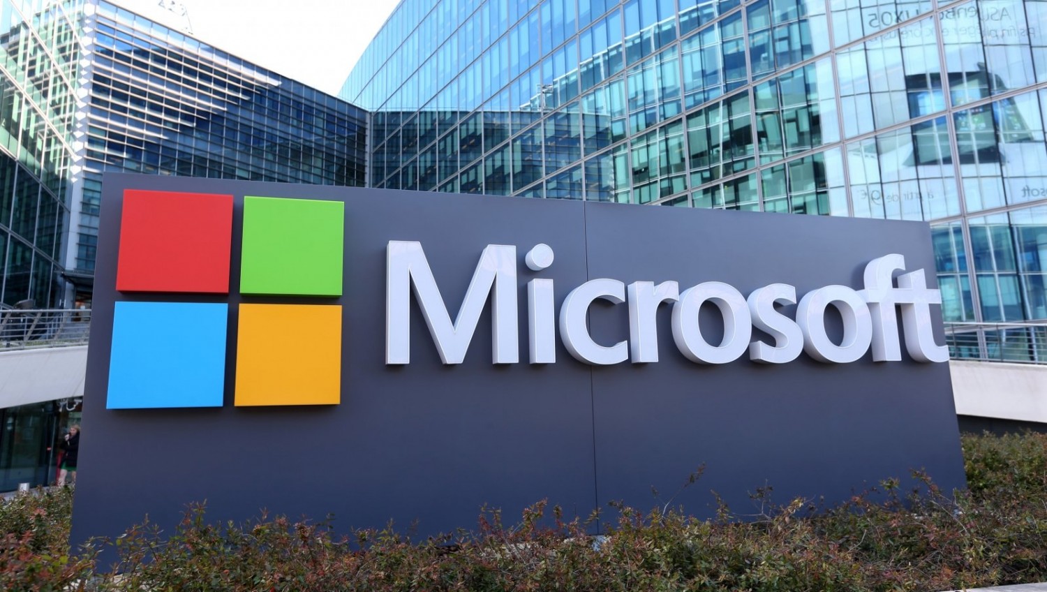 Bloomberg: Microsoft разрабатывает собственные чипы для серверов и Surface