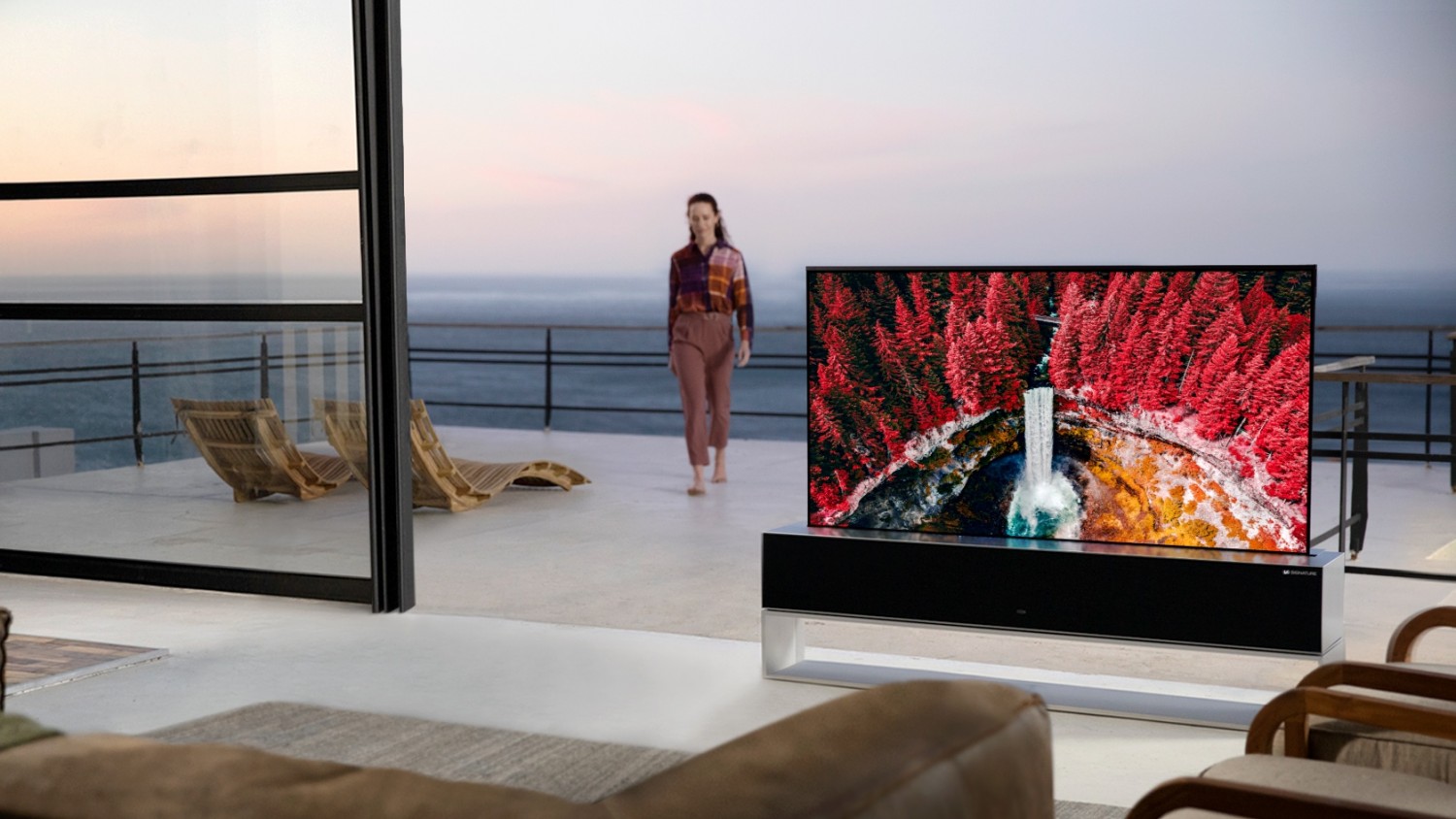 LG начала продажи рулонного телевизора SIGNATURE OLED R