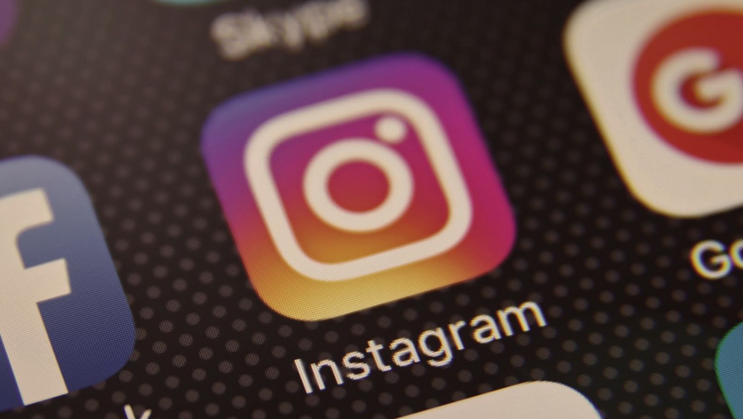 Взрослые пользователи Instagram не смогут отправлять личные сообщения подросткам, которые на них не подписаны