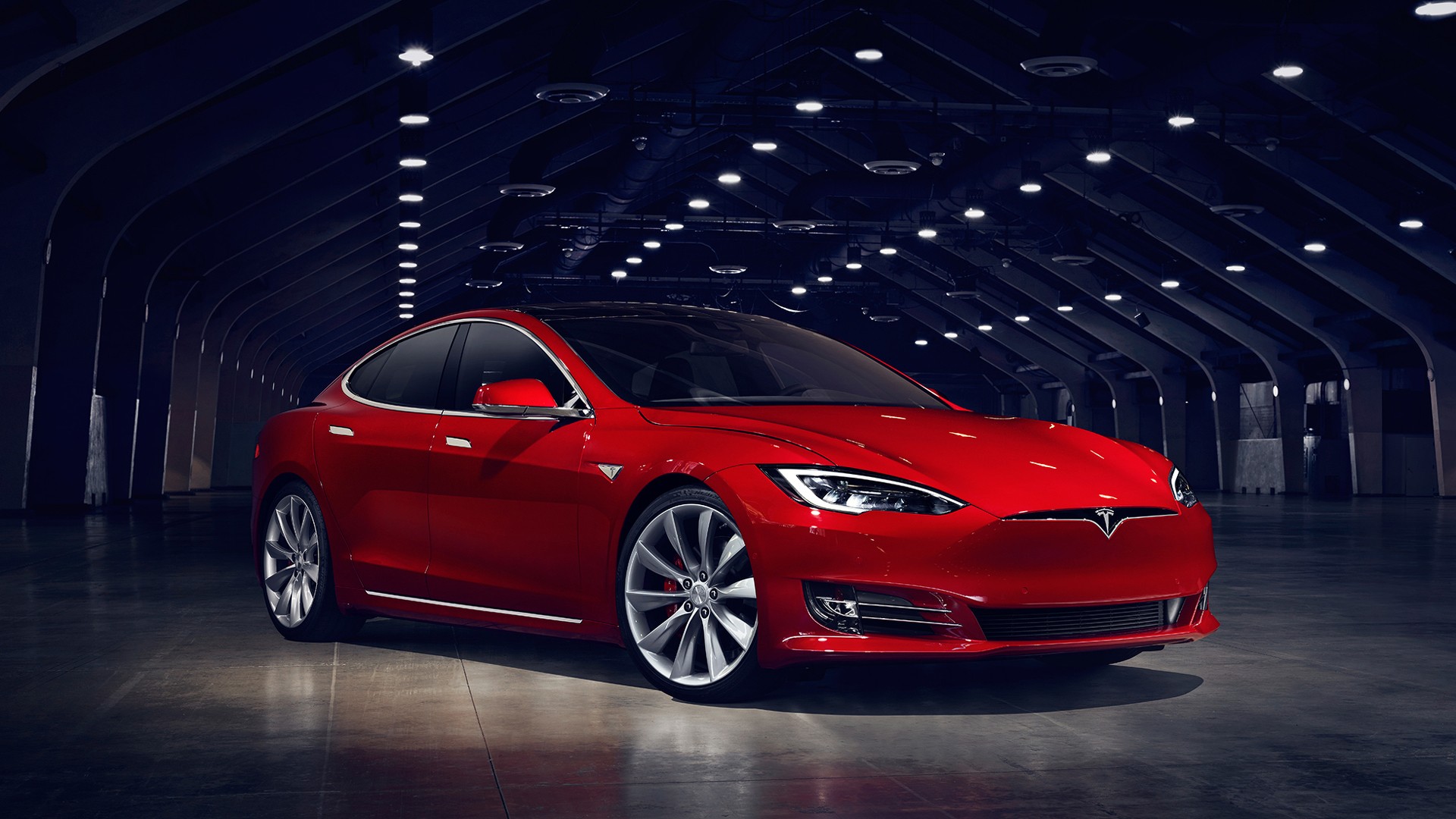 Последнее обновление Tesla добавляет плавный разгон и упрощает выход из машины