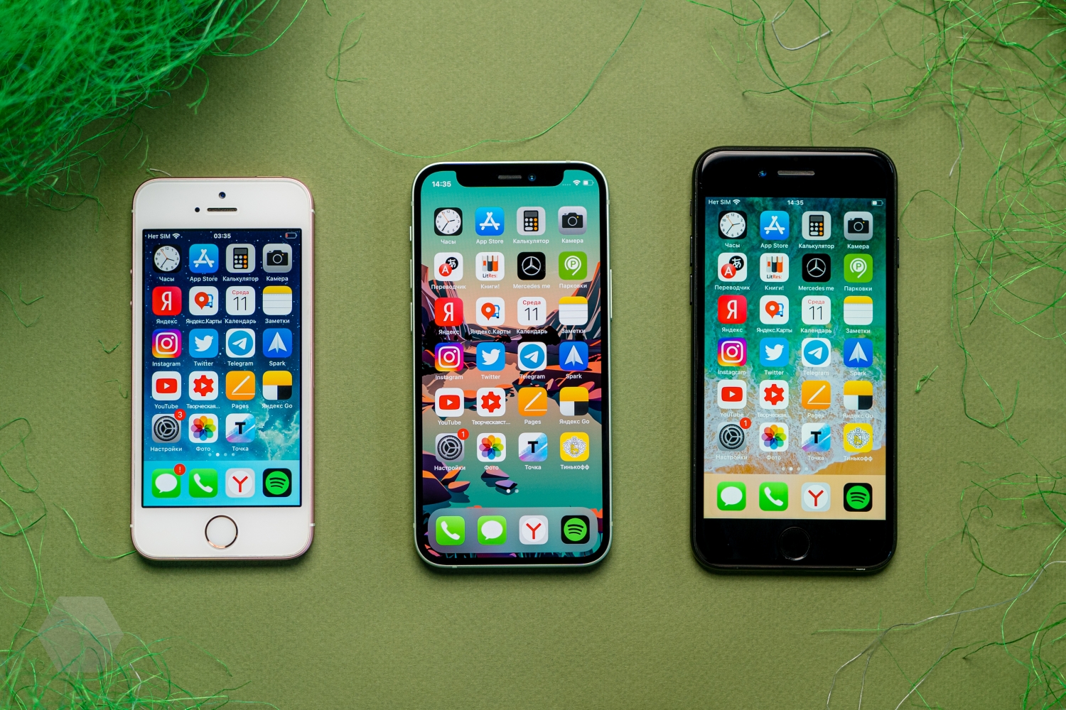 Сравнение iphone 12 и 12 mini. Iphone 12 Mini. Iphone 12 цвета корпуса. Iphone 12 и 12 Mini. Iphone 12 Mini цвета.