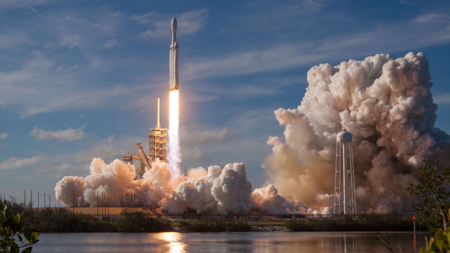 SpaceX запустила первые 60 спутников для раздачи глобального интернета